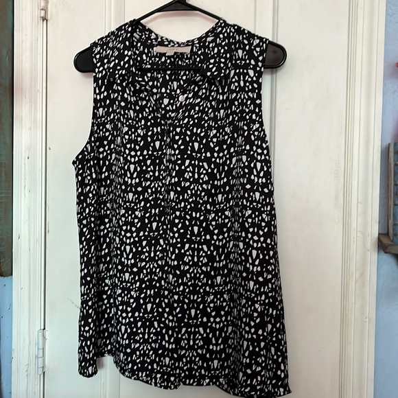 LOFT Tops - Ann Taylor loft size Large black and white sleeveless top. LIKE NEW